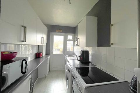 2 bedroom maisonette to rent, Tudor Drive, Morden