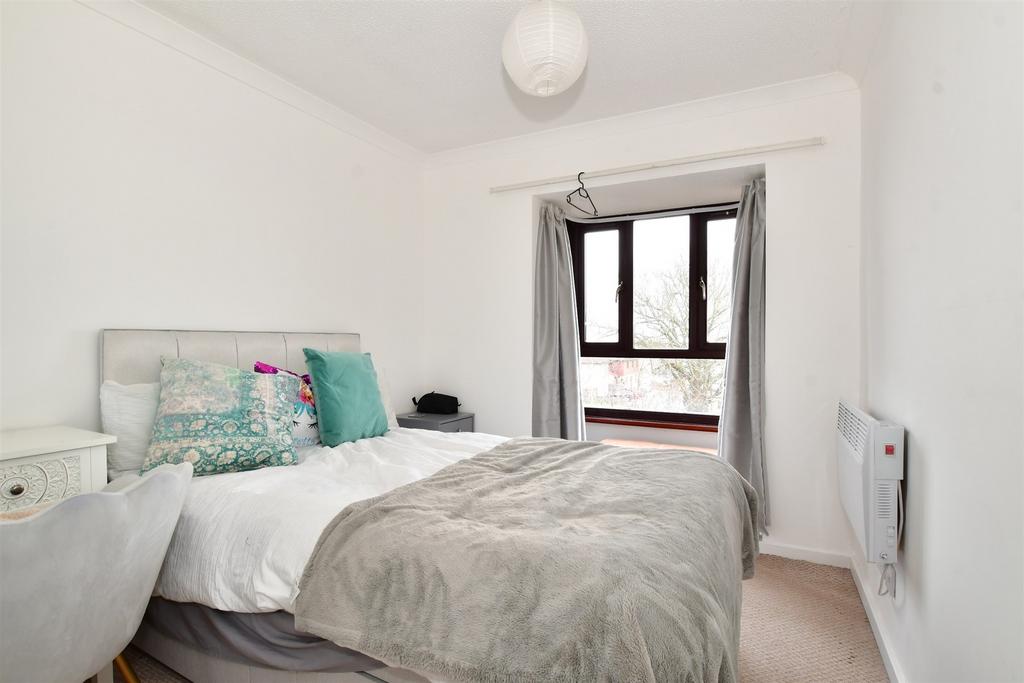 Balfour Road, Chatham, Medway 2 bed flat for sale £185,000