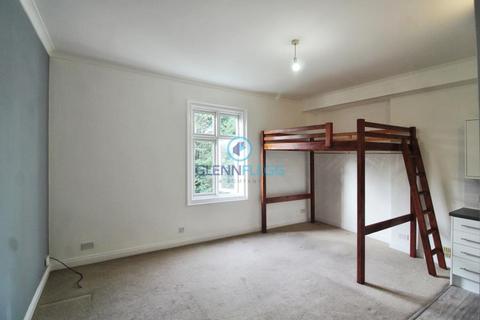 Studio to rent, Upton Park, Slough