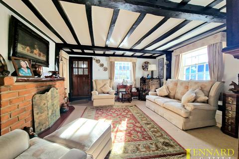 2 bedroom cottage for sale, High Road, North Stifford RM16