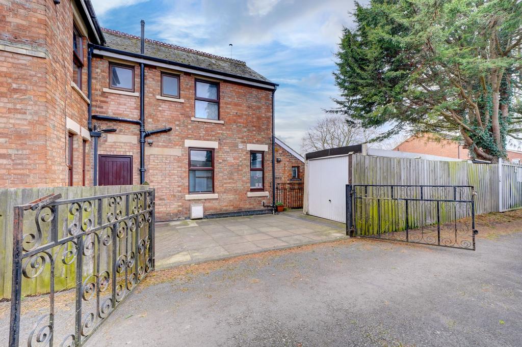 Cheltenham Road, Evesham, WR11 5 bed semidetached house for sale £