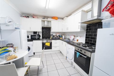 6 bedroom end of terrace house for sale, Central Avenue, Hayes