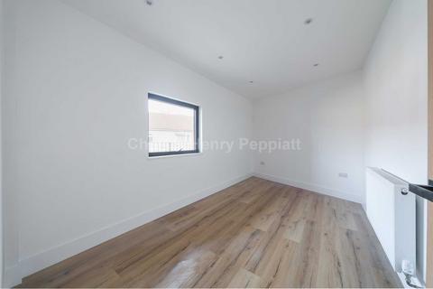 1 bedroom apartment to rent, Bush Close, Newbury Park, IG2