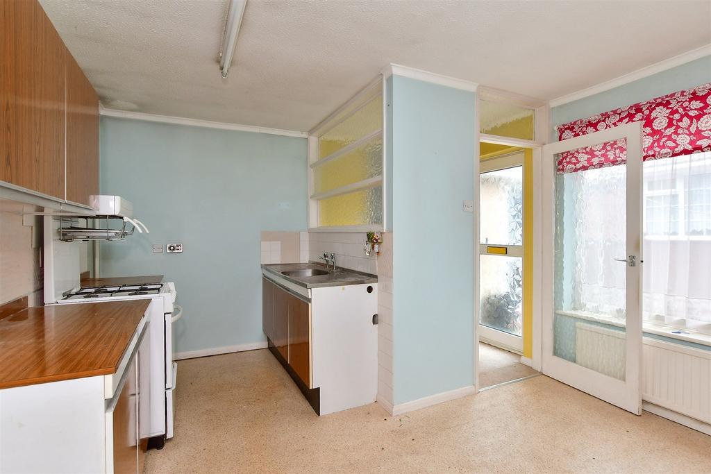 Mayfield Avenue, Peacehaven, East Sussex 2 bed semidetached bungalow