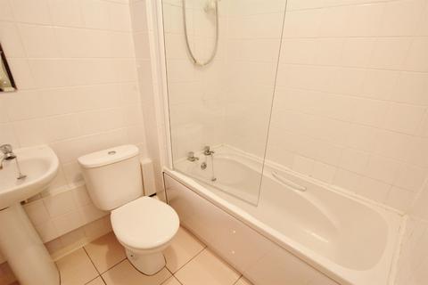 Studio to rent, Gunville Crescent, Bournemouth
