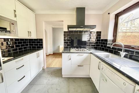 12 Brazen Close, Newhaven, BN9 9XZ