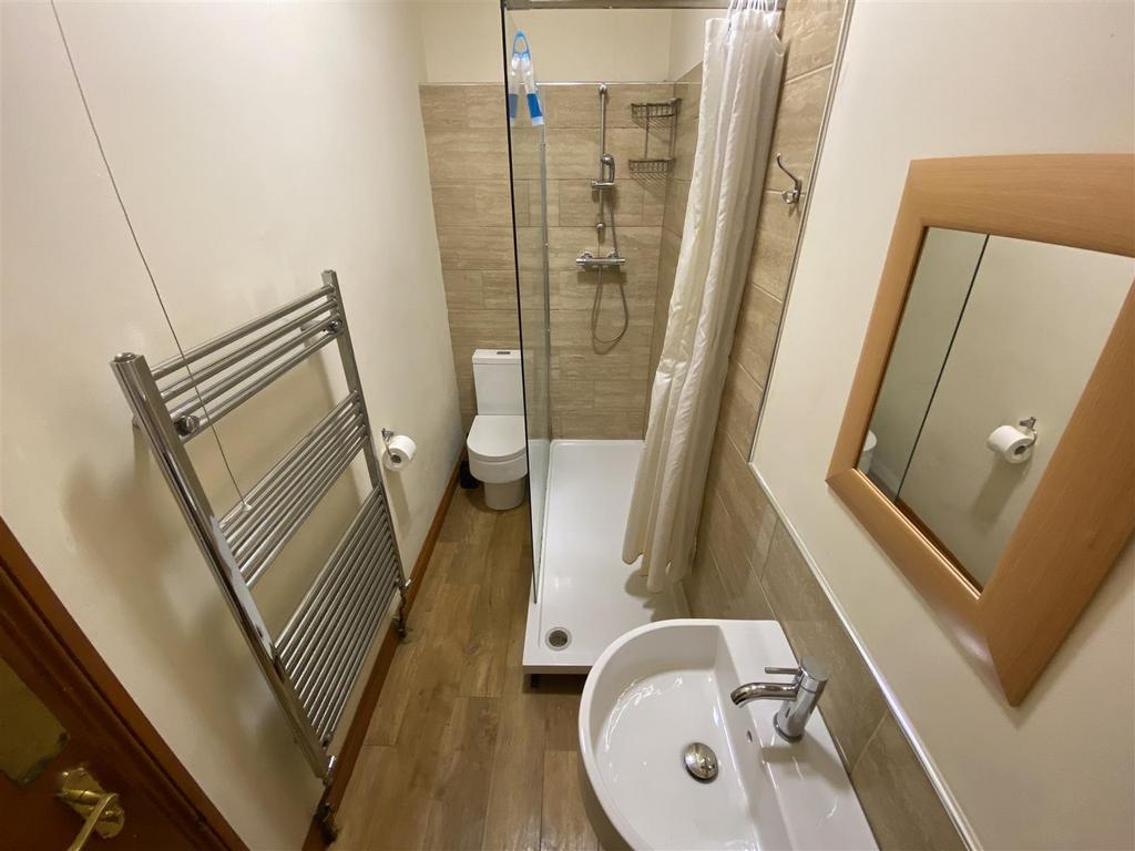 Large Bathroom 1.jpg