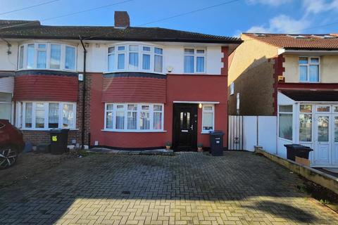 3 bedroom end of terrace house for sale, Torquay Gardens, Ilford