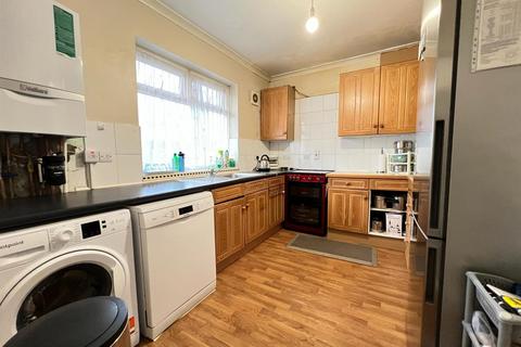 3 bedroom flat for sale, Lichfield Road, Dagenham