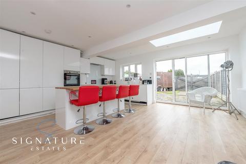 1 Avon Close, Watford, WD25 0DN