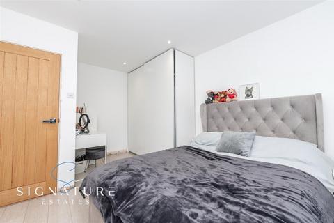 1 Avon Close, Watford, WD25 0DN