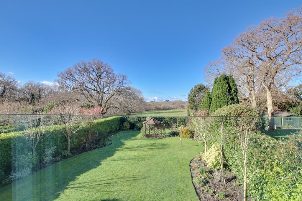 Hinton Wood Avenue, Highcliffe, Christchurch, BH23 4 bed detached house