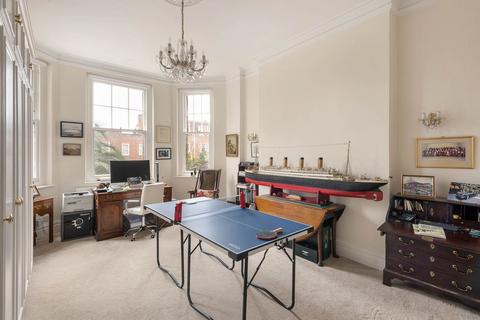 4 Oakwood Court, London, W14 8JU
