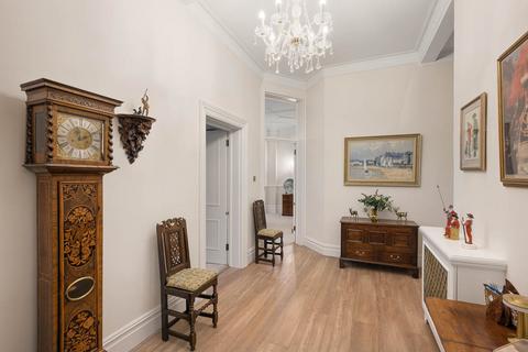 4 Oakwood Court, London, W14 8JU