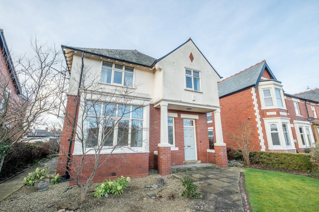 Blackpool Road, Lytham St. Annes, FY8 3 bed detached house for sale £