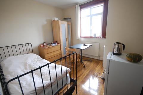 1 bedroom bedsit to rent - Wellesley Road, London W4