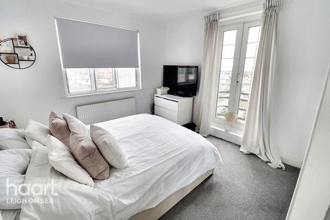 1 bedroom flat for sale - London Road, Leigh-On-Sea