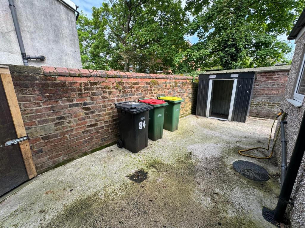84 Brackenbury Road