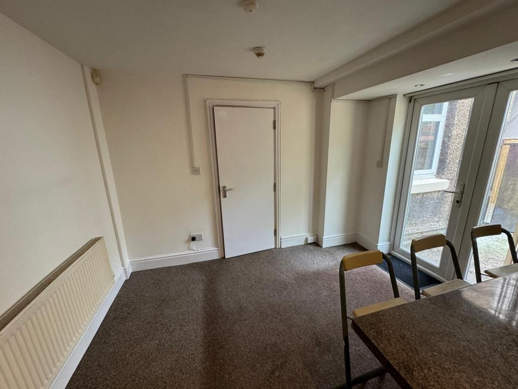 84 Brackenbury Road