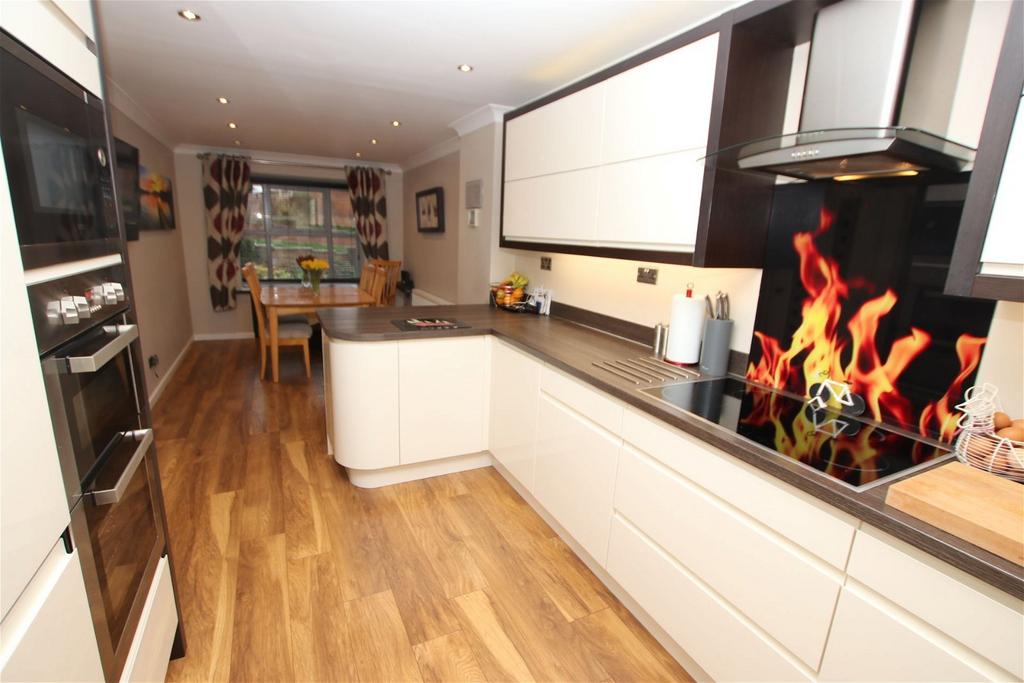 Water Royd Drive, Dodworth, Barnsley 4 bed detached house for sale £