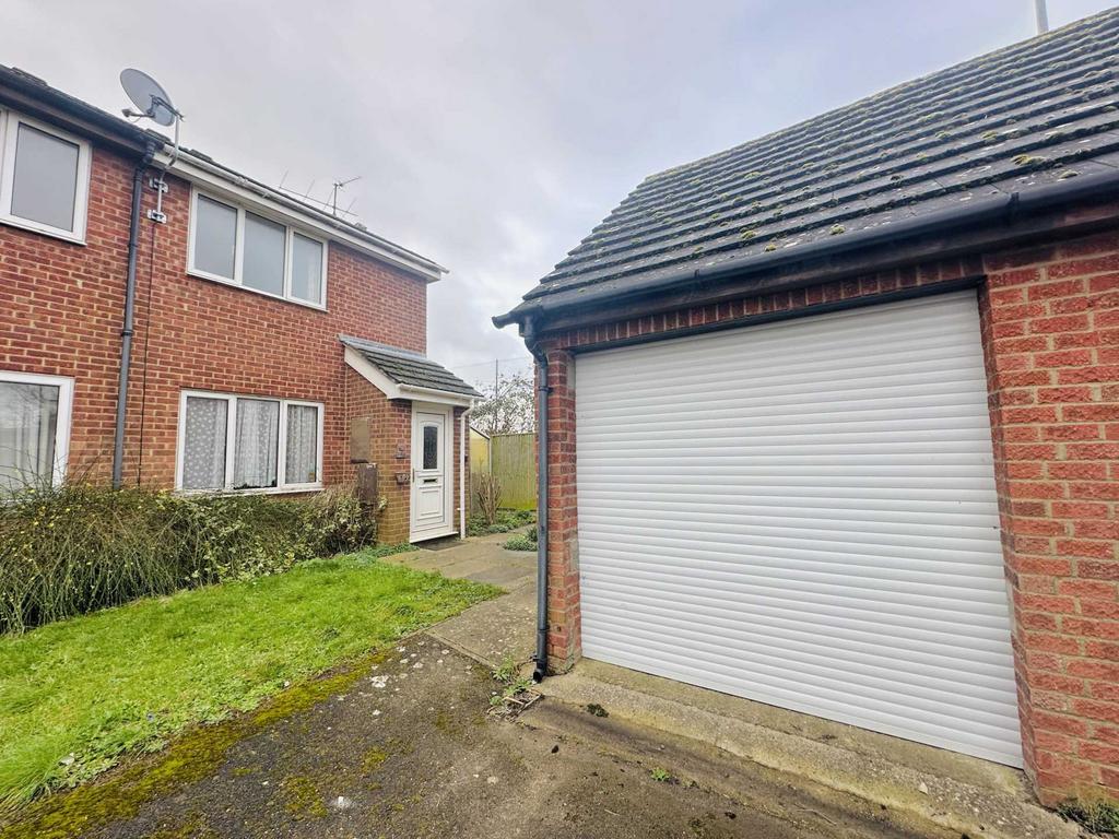 Fir Tree Avenue, Wallingford 2 bed end of terrace house for sale £300,000