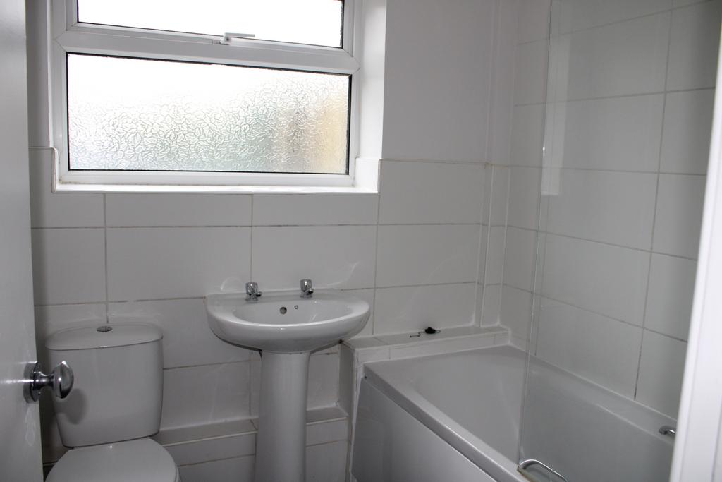 16 Braemar bathroom