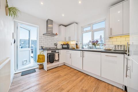 3 bedroom flat for sale, Beeches Road, Tooting