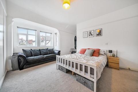 3 bedroom flat for sale - Beeches Road, Tooting