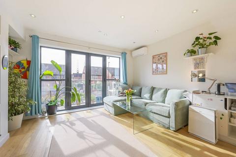 4 bedroom terraced house to rent - Tiller Road, Isle Of Dogs, London, E14