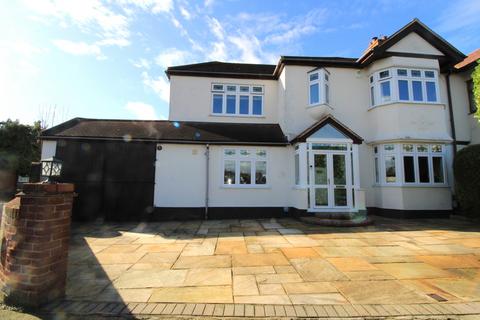 18 Ravenscourt Drive, Hornchurch, RM12 6HL
