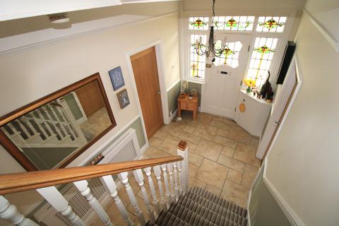 18 Ravenscourt Drive, Hornchurch, RM12 6HL