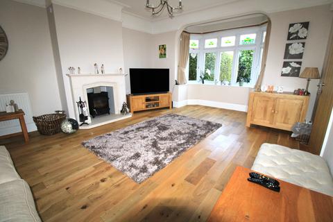 18 Ravenscourt Drive, Hornchurch, RM12 6HL