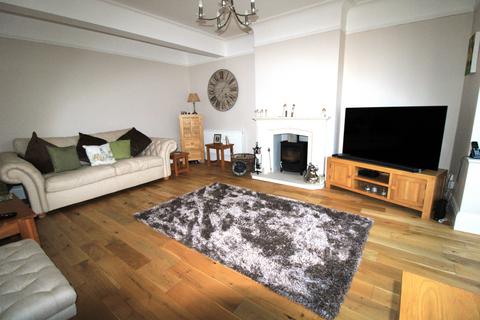 18 Ravenscourt Drive, Hornchurch, RM12 6HL