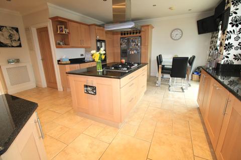 18 Ravenscourt Drive, Hornchurch, RM12 6HL