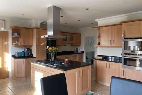 18 Ravenscourt Drive, Hornchurch, RM12 6HL