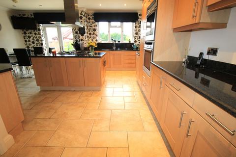 18 Ravenscourt Drive, Hornchurch, RM12 6HL