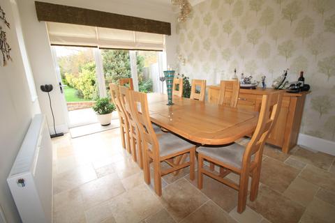 18 Ravenscourt Drive, Hornchurch, RM12 6HL