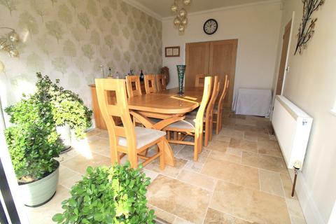 18 Ravenscourt Drive, Hornchurch, RM12 6HL