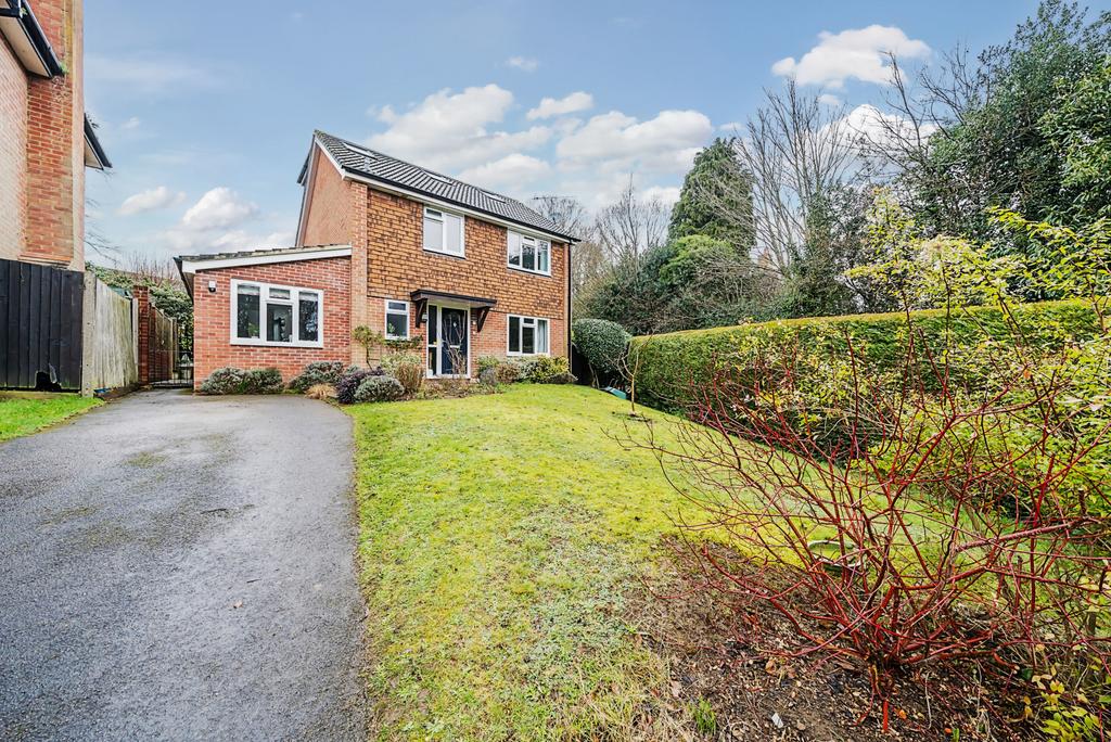 Huxley Close, Godalming, Surrey, GU7 4 bed detached house for sale £