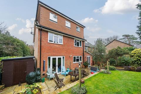 8 Huxley Close, Godalming, GU7 2AS