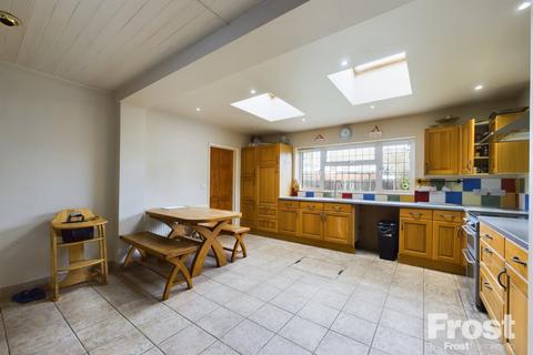 27 Frobisher Crescent, Staines-upon-thames, TW19 7DU