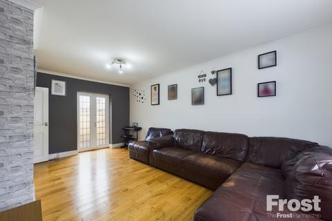 27 Frobisher Crescent, Staines-upon-thames, TW19 7DU