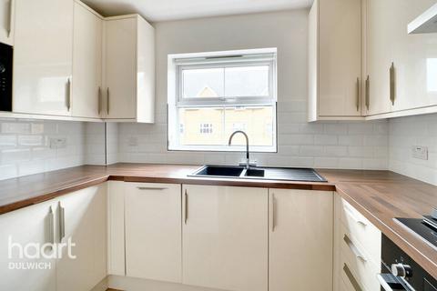 18 Hayes Grove, London, SE22 8DF