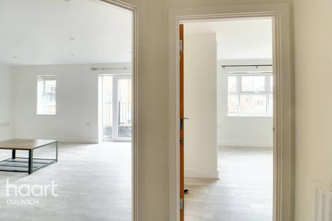 18 Hayes Grove, London, SE22 8DF