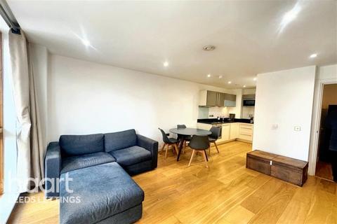1 bedroom flat to rent, Watermans Place