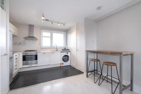 3 bedroom flat to rent - London, SW12