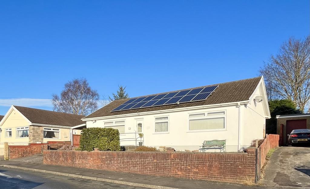 Hirwaun, Aberdare CF44 3 bed detached bungalow for sale £250,000