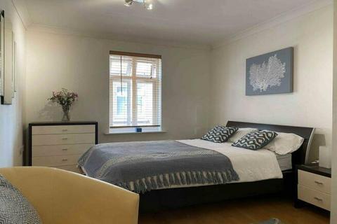 2 bedroom apartment for sale - Leret Way, Leatherhead, Surrey, KT22