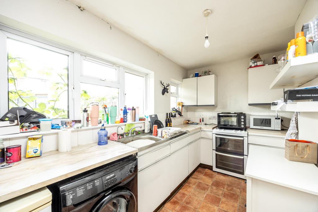 23 Buckingham Road, MK18 2 QA 7