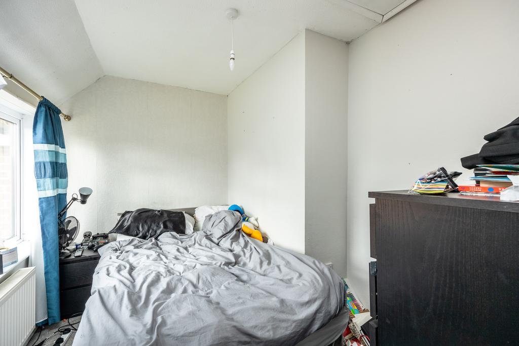 23 Buckingham Road, MK18 2 QA-14